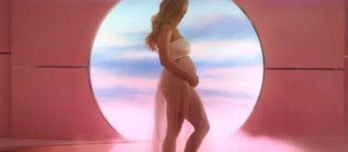 Katy Perry lan&ccedil;a clipe de 'Never Worn White' e confirma gravidez em v&iacute;deo. (Reprodu&ccedil;&atilde;o/Youtube)