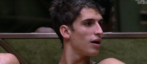 Prior conversa com brothers durante madrugada. (Reprodu&ccedil;&atilde;o/TV Globo)