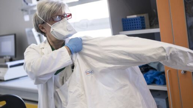 Coronavirus, i dati: l'et&agrave; media delle vittime &egrave; 81 anni, 2 su 3 con patologie pregresse