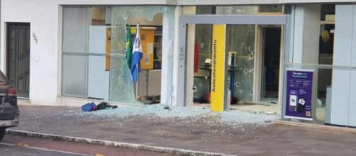 Fachada da ag&ecirc;ncia ficou com v&aacute;rias marcas de tiros. (Arquivo Blasting News)