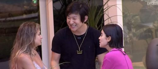 Pyong conversa com sisters sobre Victor Hugo. (Reprodu&ccedil;&atilde;o/Globoplay)