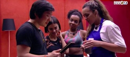 Pyong se emociona ao ver Jake e Sammy em fotos. (Reprodu&ccedil;&atilde;o/TV Globo)