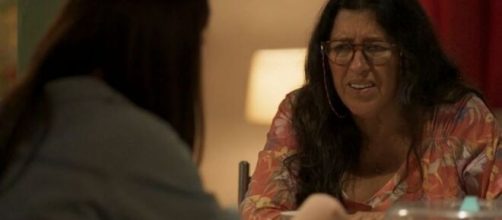 Thelma (Adriana Esteves, de costas) far&aacute; Lurdes (Regina Cas&eacute;) de trouxa em Amor de M&atilde;e. ( Reprodu&ccedil;&atilde;o/TV Globo )