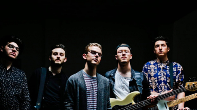 Mons, band torinese indie pop, presenta il primo album 'Non pu&ograve; piovere per sempre'.