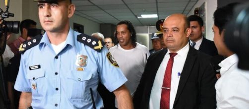 Ex-jogador da sele&ccedil;&atilde;o brasileira Ronaldinho Ga&uacute;cho &eacute; detido. (Arquivo Blasting News)