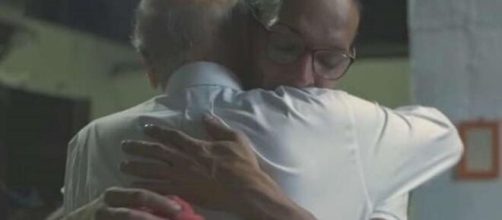 Drauzio Varella abra&ccedil;a a detenta Suzy em reportagem do Fant&aacute;stico. (Arquivo Blasting News)