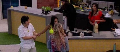 Flayslane se irrita ao saber voto de Prior e desabafa com brothers na xepa. (Reprodu&ccedil;&atilde;o/TV Globo)