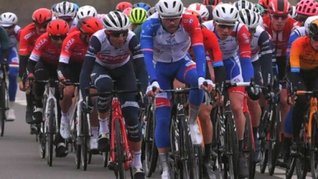 Vincenzo Nibali impegnato nella prima tappa della Parigi-Nizza.