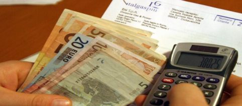 Abbassare il costo delle bollette restando a casa: tra i consigli, usare lampade led