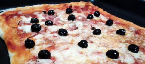 Pizza fatta in casa con lievito madre: ricetta facile e gustosa
