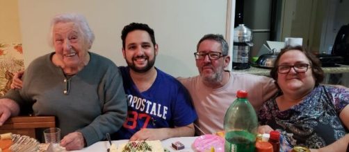 Douglas com a av&oacute;, o pai e a m&atilde;e. As duas morreram por complica&ccedil;&otilde;es decorrentes da infec&ccedil;&atilde;o pelo coronav&iacute;rus .(Foto: Arquivo pessoal/UOL )