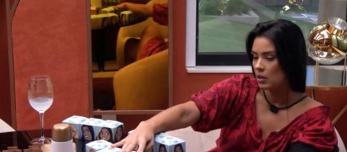 Ivy conversa com Gizelly sobre pared&atilde;o. (Reprodu&ccedil;&atilde;o/TV Globo)