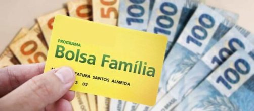 O governo federal informou que os benefici&aacute;rios do Bolsa Fam&iacute;lia ser&atilde;o os primeiros a receber o aux&iacute;lio emergencial. (Arquivo Blasting News)