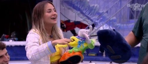 Participantes Gabi e Babu brincam com pantufas de pel&uacute;cia. ( Reprodu&ccedil;&atilde;o/TV Globo )