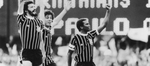 S&oacute;crates (esq.) foi o respons&aacute;vel por 4 dos 10 gols da maior goleada do Brasileir&atilde;o. (Arquivo Blasting News)