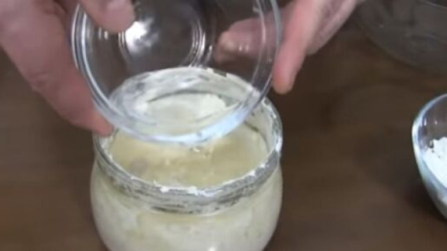 Lievito madre in casa: ricetta con acqua, farina e miele.