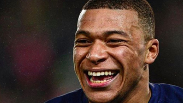 Mbapp&eacute; et ses prix France Football (Credit : Instagram/PSG)