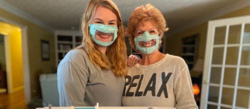 Coronavirus: la chica que fabric&oacute; mascarillas para personas sordomudas. Foto: lex18.com.