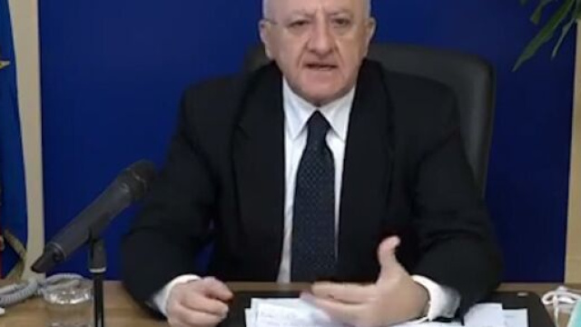 Coronavirus, De Luca: &ldquo;Entro due settimane mascherine obbligatorie'.