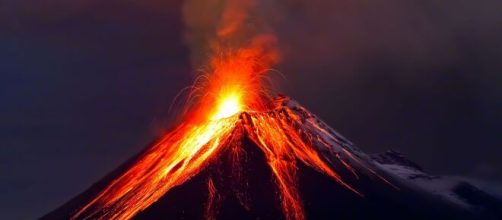 El volc&aacute;n Anak Krakatau entra en erupci&oacute;n en Indonesia y activa otros seis.
