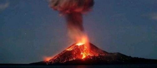 El volc&aacute;n Krakatoa entra en erupci&oacute;n.