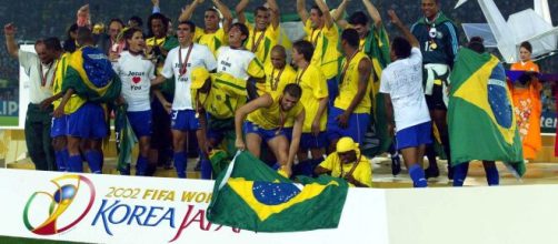 Festa da Sele&ccedil;&atilde;o Brasileira ao erguer a ta&ccedil;a da Copa de 2002. Foto: Arquivo/ Blasting News.