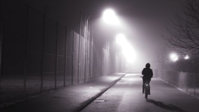 Ciclista si allena di notte e cade: uscita terminata con una multa di 500 euro.