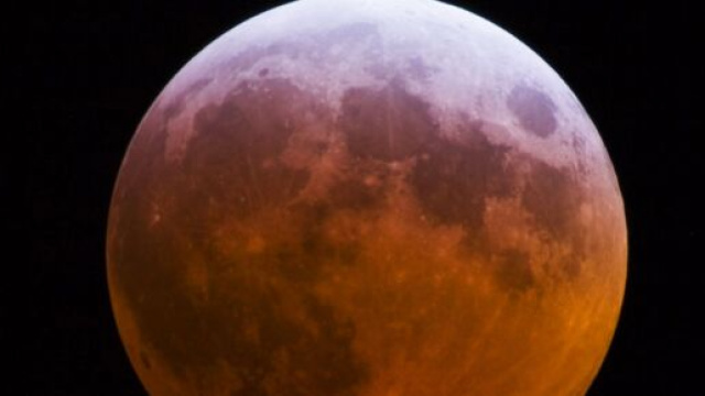 In tutto il suo splendore la Super Luna Rosa