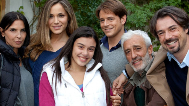 Un posto al sole, una parte del cast del 2012.