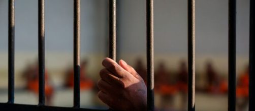 Detento &eacute; transferido ap&oacute;s ser pego assistindo live de Mar&iacute;lia Mendon&ccedil;a. (Arquivo Blasting News)