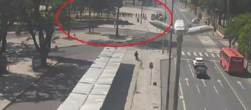 Guardas usaram balas de borracha para conter a situa&ccedil;&atilde;o. (C&acirc;meras de monitoramento/Urbs)