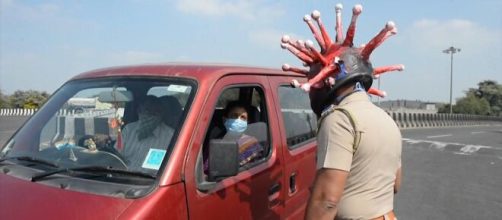 Los polic&iacute;as de la India usan con casco con forma de coronavirus