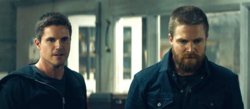 Robbie Amell (esquerda) e o primo Stephen Amell em cena de 'Code 8: Renegados'. (Arquivo Blasting News)