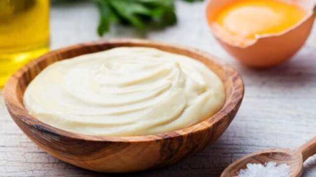 5 consigli per preparare la maionese: le uova vanno utilizzate a temperatura ambiente