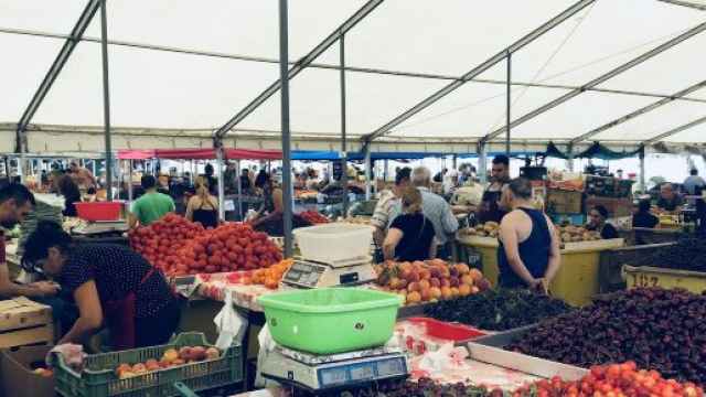 Folle nei mercati della capitale romena nei giorni pre pasquali, anche al tempo del coronavirus.