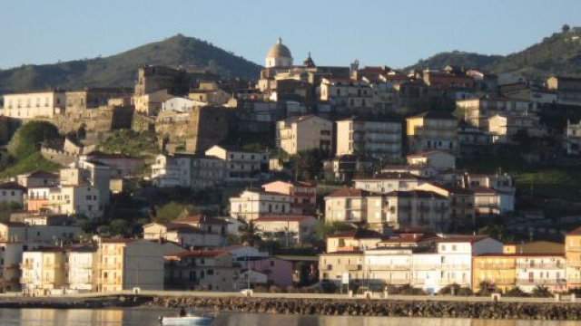 Il centro storico di Cariati racchiuso dalla cinta muraria e dalle otto torri.