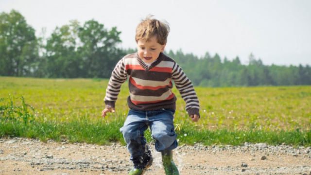 Les parents surprotecteurs freinent l'apprentissage de l'enfant. Credit : Pexels/Luna Lovegood