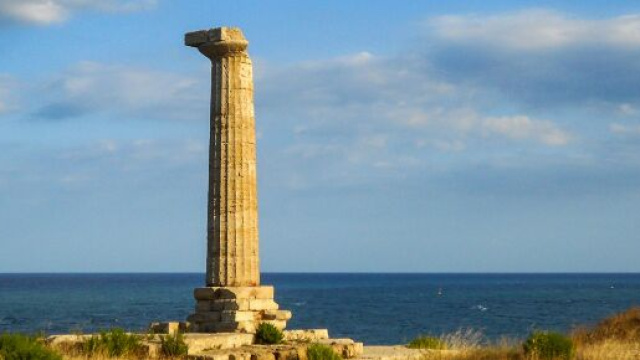 L'iconica colonna e il Mar Ionio sullo sfondo.