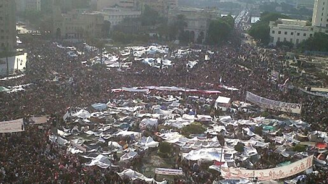 Una piazza piena di gente, prima delle restrizioni.