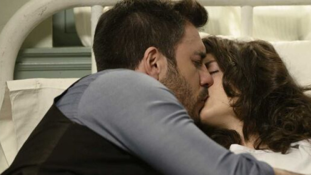 Una Vita, Lucia muore tra le braccia di Telmo.
