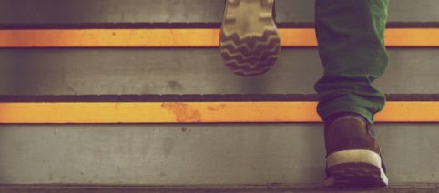 El coronavirus puede viajar en los zapatos