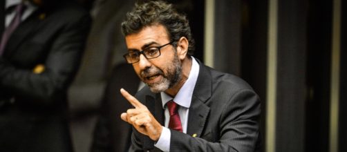 Demora no repasse do aux&iacute;lio emergencial leva Marcelo Freixo a cobrar mais agilidade. (Arquivo Blasting News)