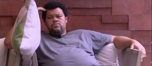 No 'BBB20', e j&aacute; esgotado, Babu conversa com Wilson, a almofada. (Reprodu&ccedil;&atilde;o/TV Globo)