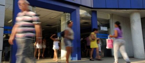 Para quem vai receber o aux&iacute;lio de R$ 600 na conta digital da Caixa, os saques come&ccedil;am a partir do dia 27. (Arquivo Blasting News)