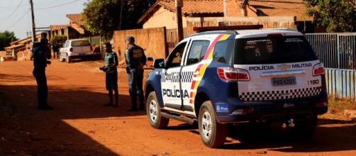 Rapaz &eacute; executado ap&oacute;s apontar arma e descumprir ordem de parada dos PMs. (Arquivo Blasting News)