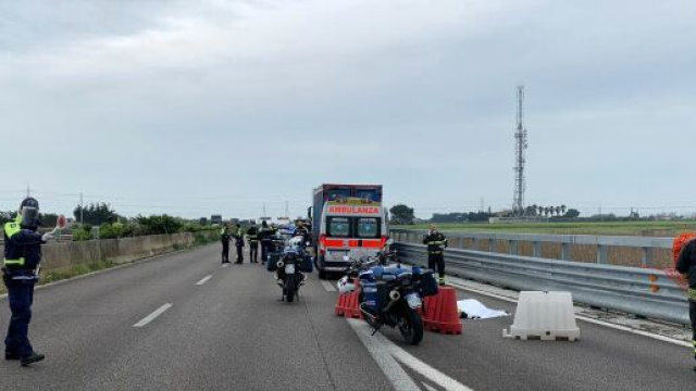 Brindisi, operaio muore travolto da un camion sulla superstrada per Lecce
