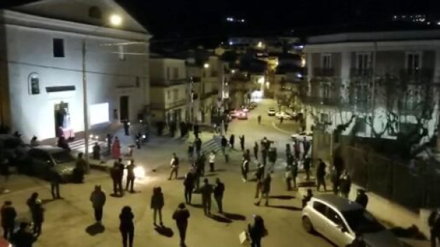 Fedeli radunati nella piazza di San Marco in Lamis.