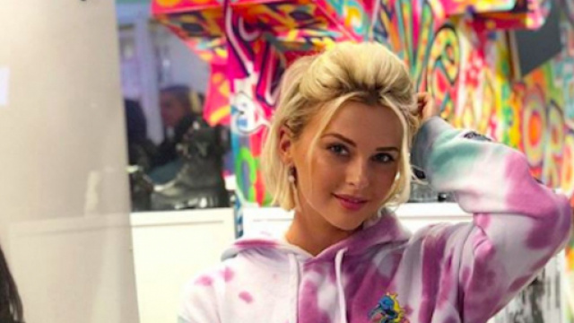 Kelly Vedovelli incite sa communaut&eacute; &agrave; prendre des douches plus souvent sur Instagram. Credit : Instagram/kellyvedovelli