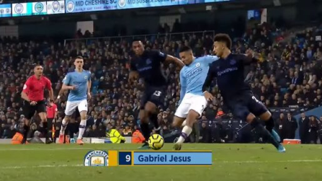 La Juventus vuole Gabriel Jesus ma il City chiede Douglas Costa pi&ugrave; soldi.