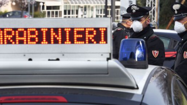 Lecce, si abbassa la mascherina e sputa in faccia al carabiniere: due arresti.